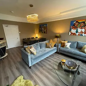 Impeccable 4-bed In United Kingdom